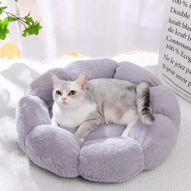 Cama nido floral acolchada con forma de flor para perros