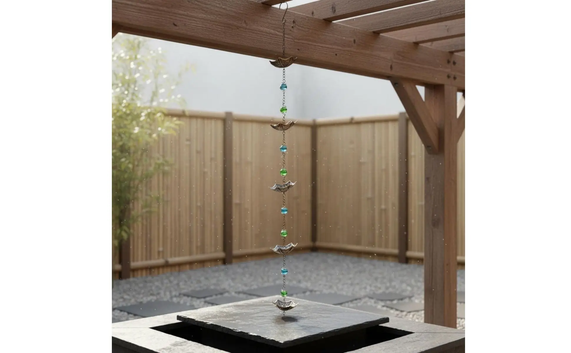 Cadena de lluvia instalada en patio exterior