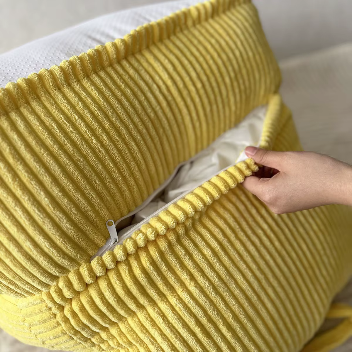 Cama sofá nido de felpa para gatos y perros pequeños - imagen 2