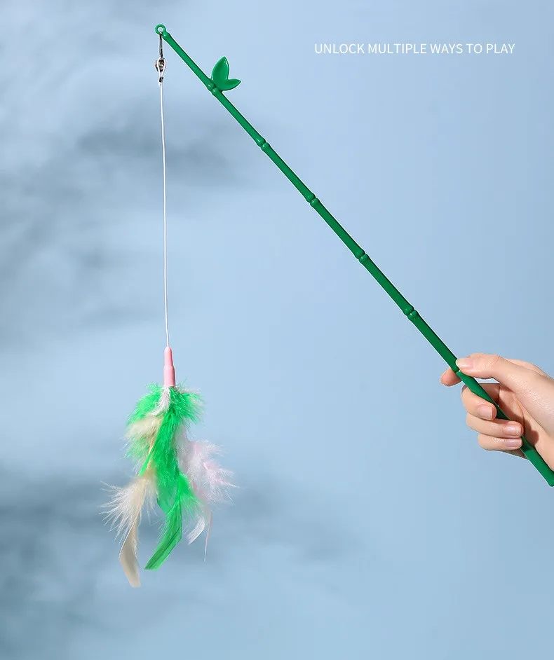 Juguete interactivo para gatos en uso