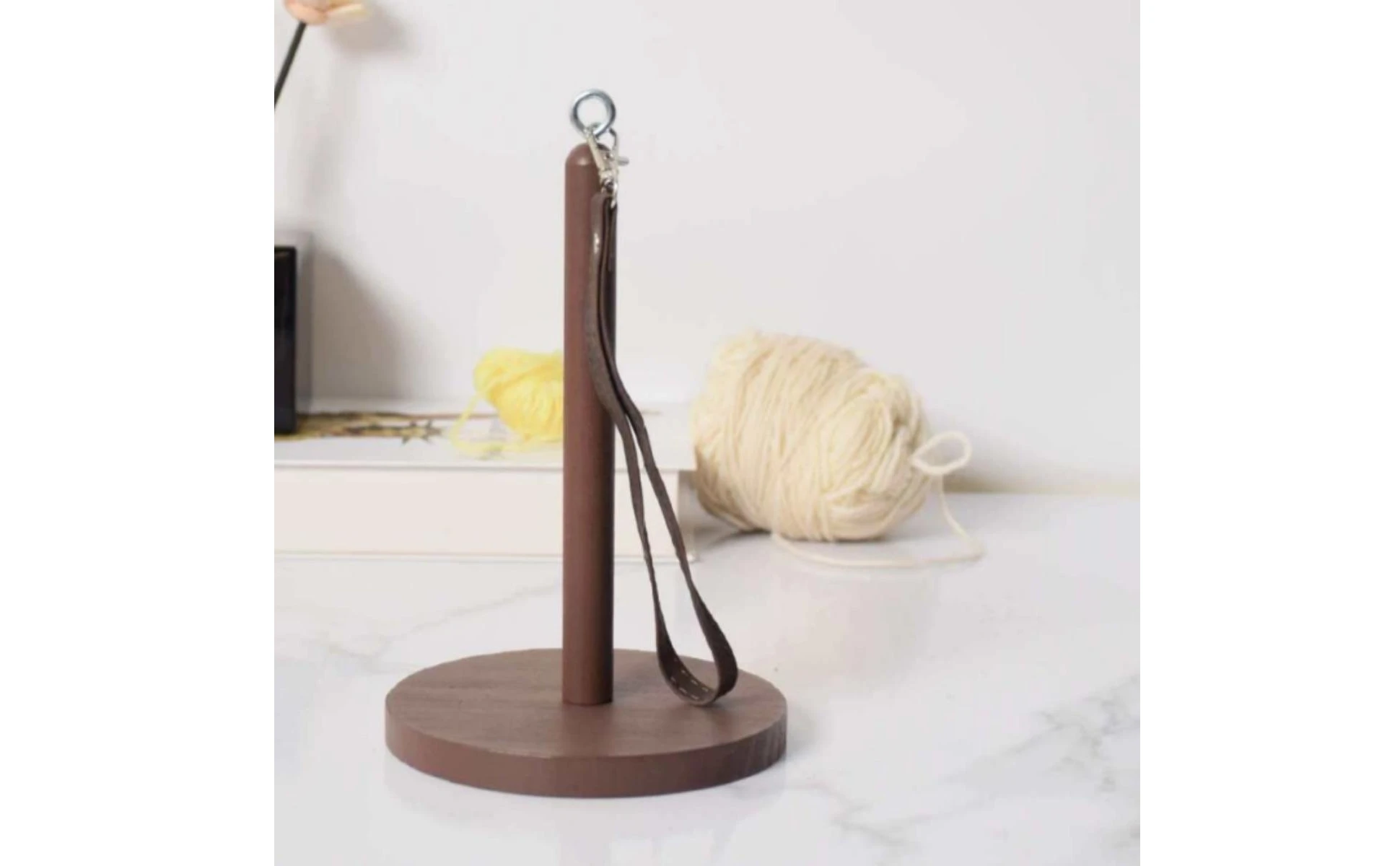 Soporte de madera pulido con base plana y anillo metálico