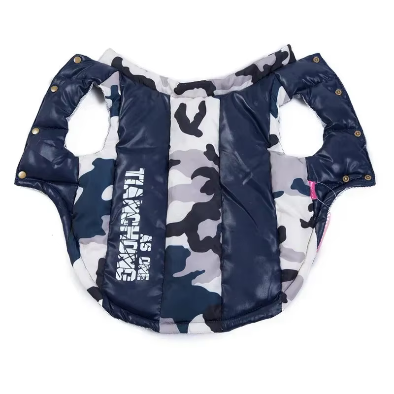 Detalle de abrigo impermeable para mascotas Holapet