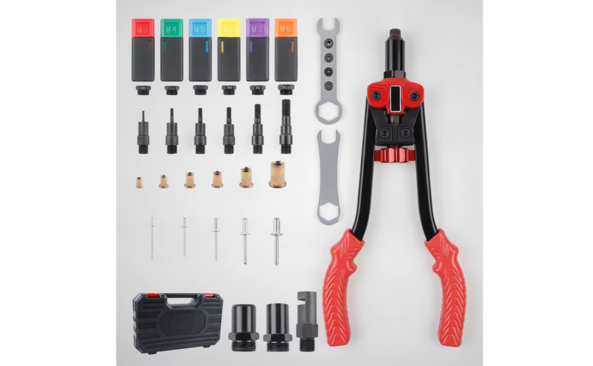 Remachadora manual en uso sobre superficie de trabajo
