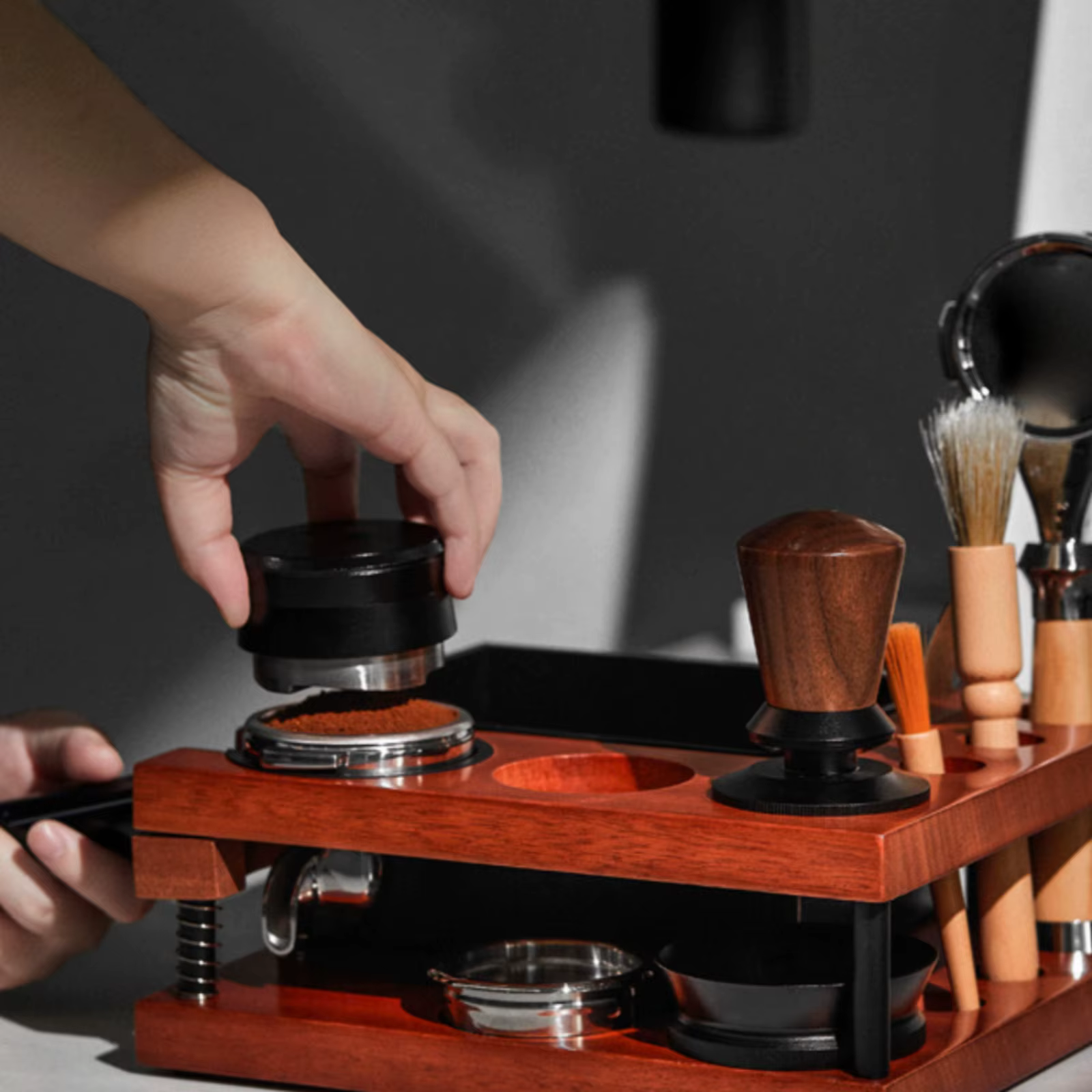 Soporte para tamper de espresso con resorte y múltiples orificios