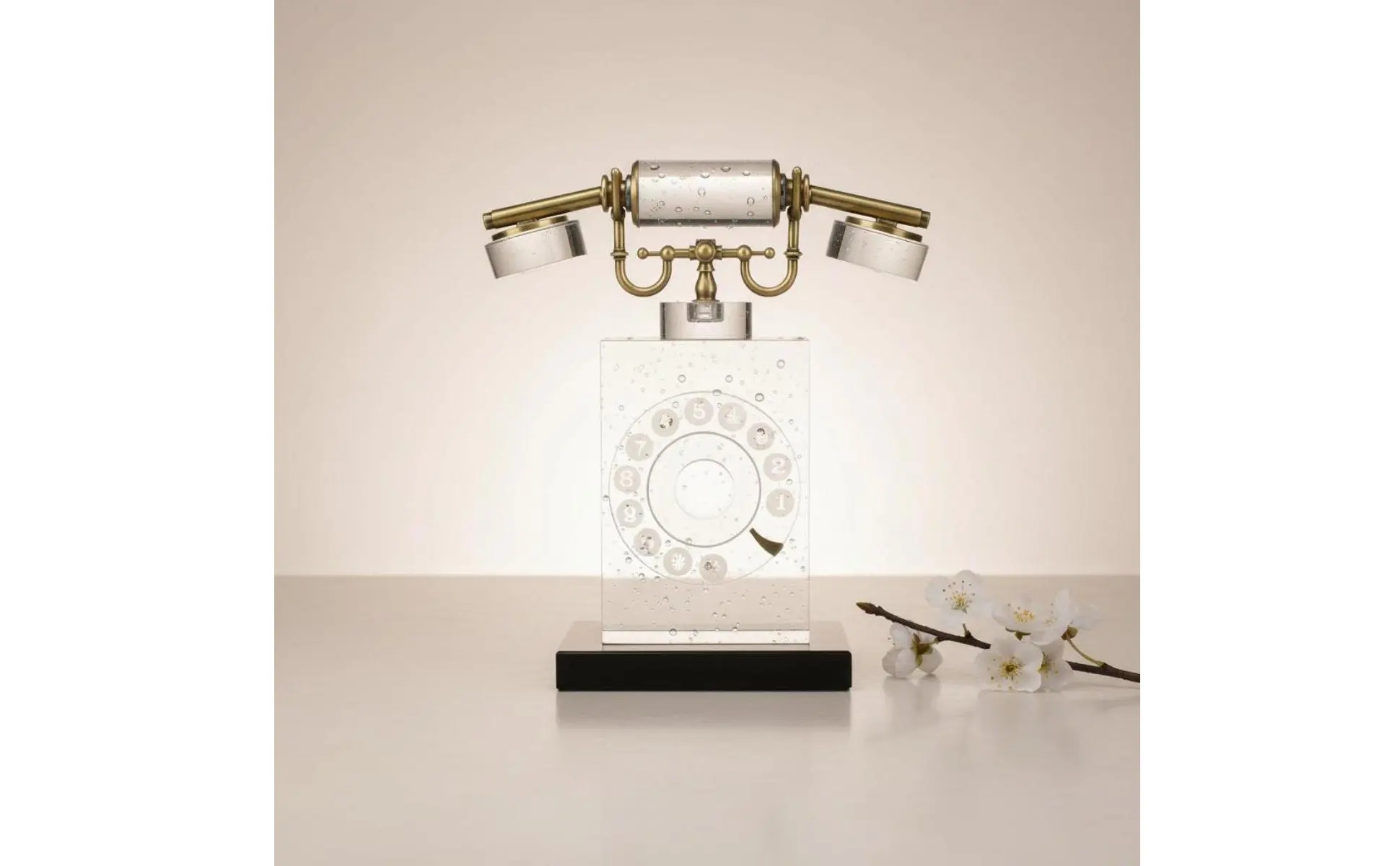 Figura de teléfono minimalista en display de escritorio