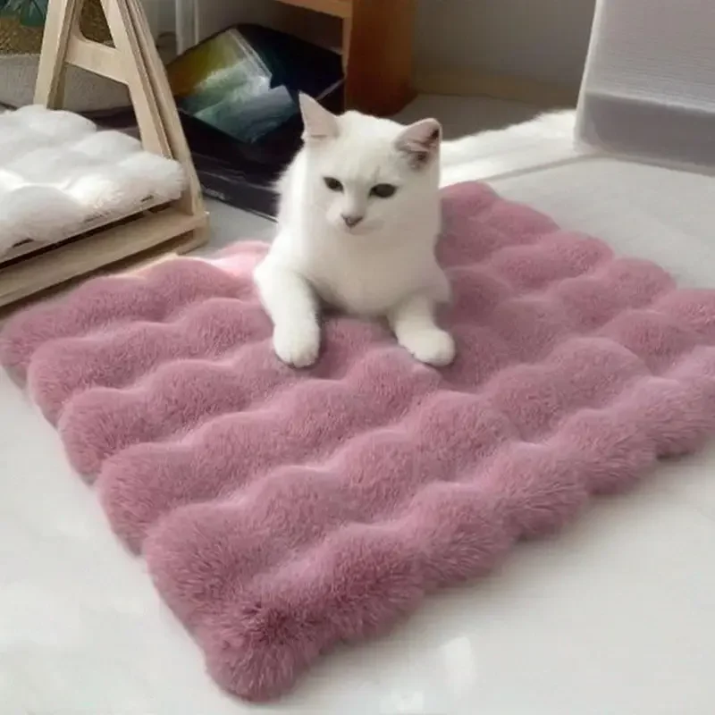 Cama de felpa con un perro pequeño descansando