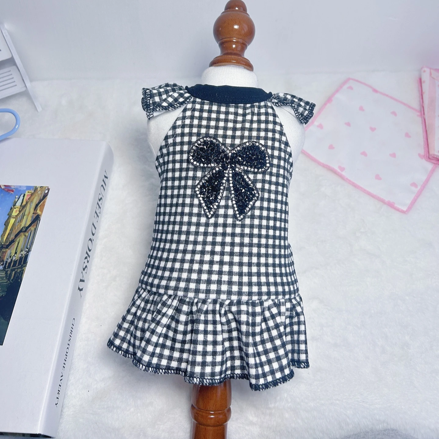 Vestido camisero a cuadros con lazo y volantes para perros pequeños - imagen 3