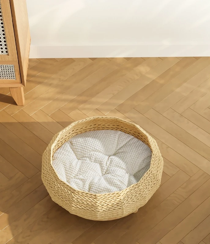 Ambiente acogedor con la cama de ratán junto a una planta y una lámpara
