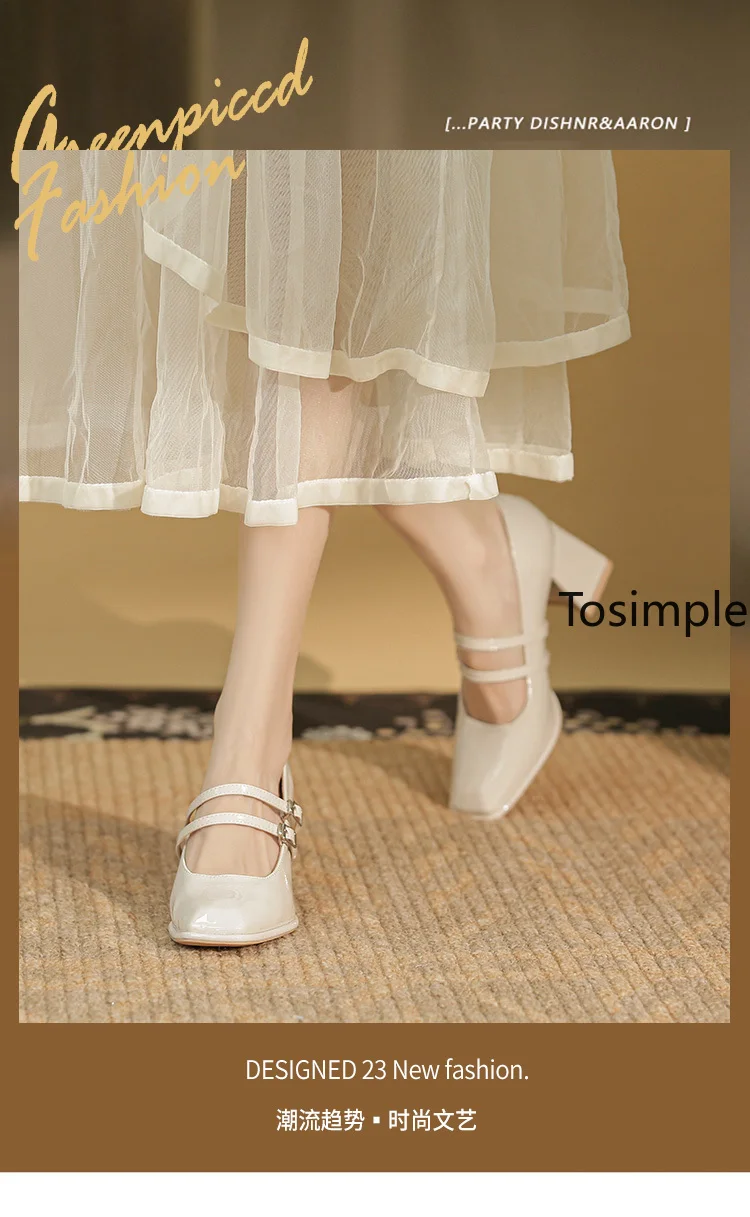 Detalle de la doble hebilla decorativa