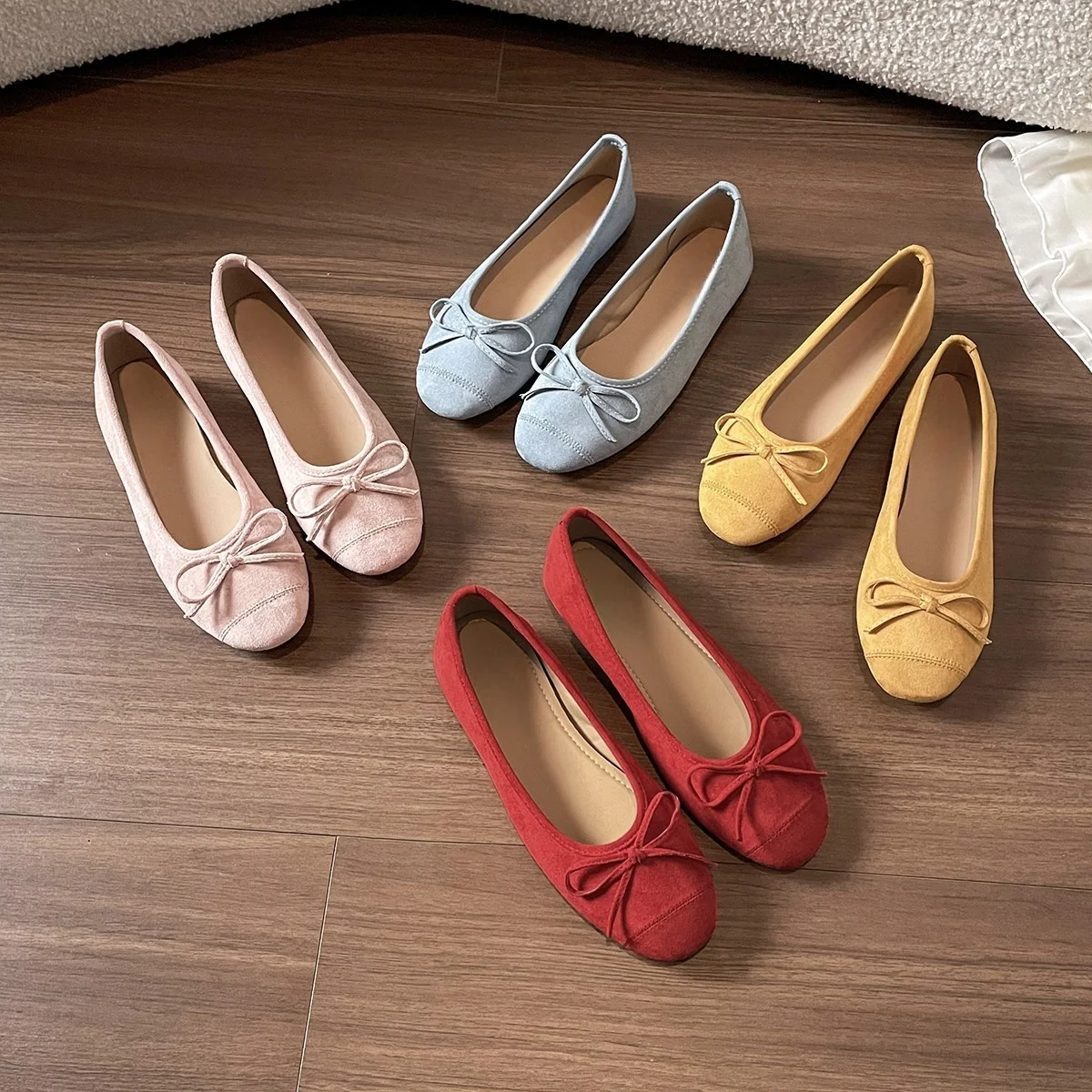 Detalle del lazo de gamuza en zapatos TULX