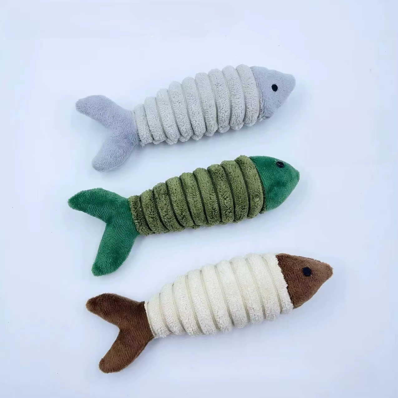 Juguete de peluche con peces y hierba gatera para gatos - imagen 3