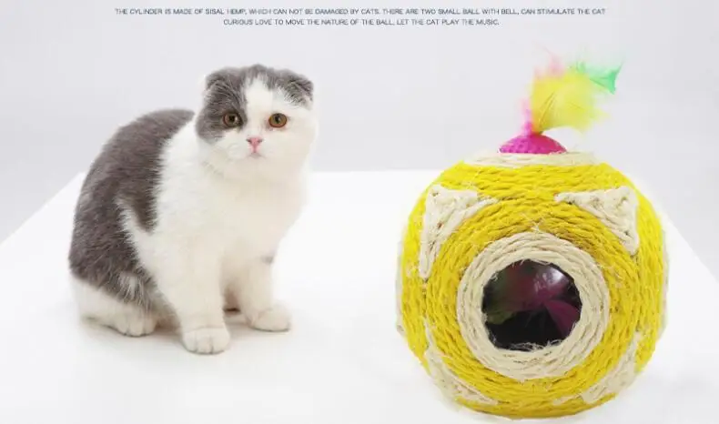 Detalle de las plumas del juguete para gatos
