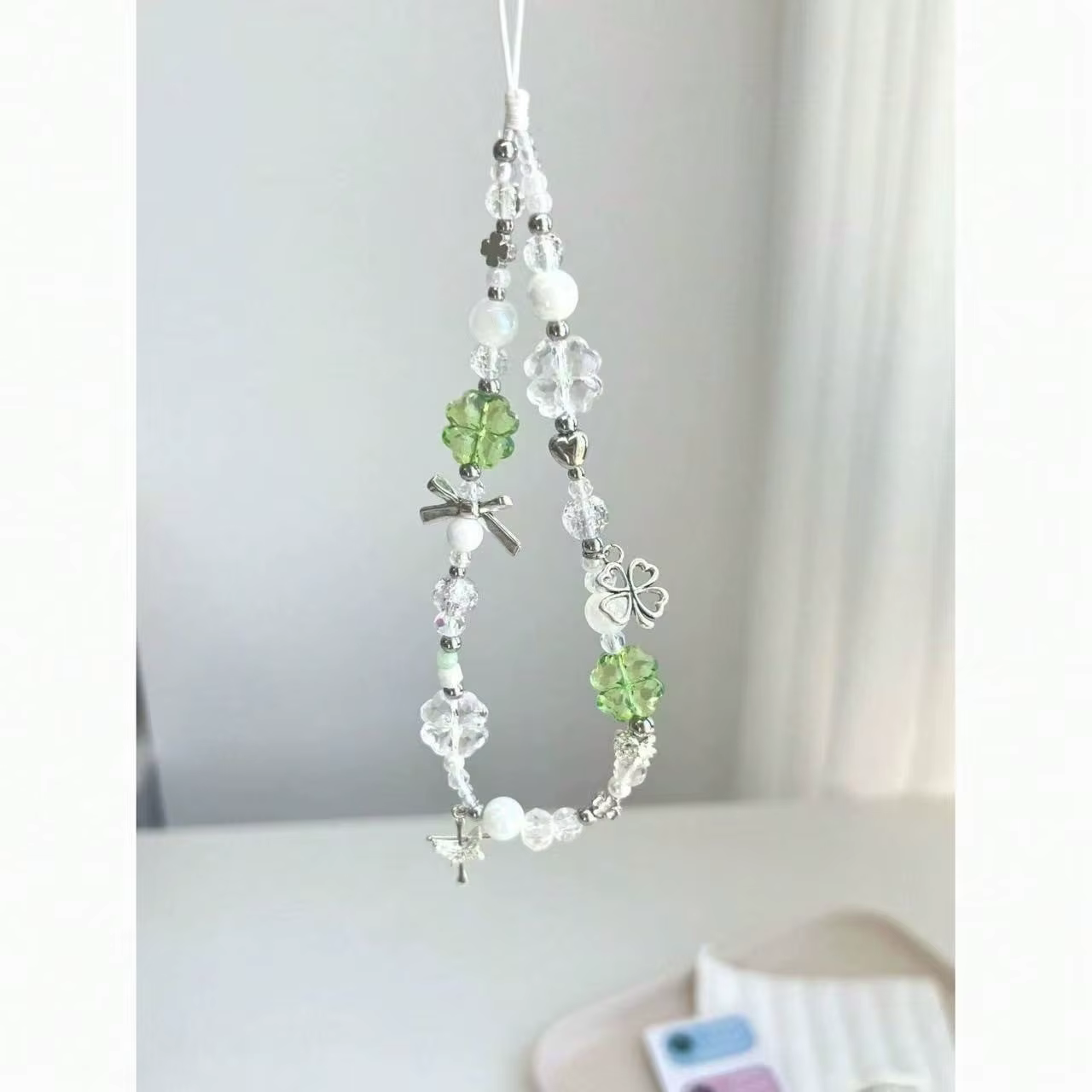 Cordón trébol cuatro hojas para móvil con cuentas rosas – Antipérdida y diseño kawaii - imagen 4