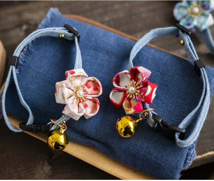 Collar floral desmontado con flores azules y blancas