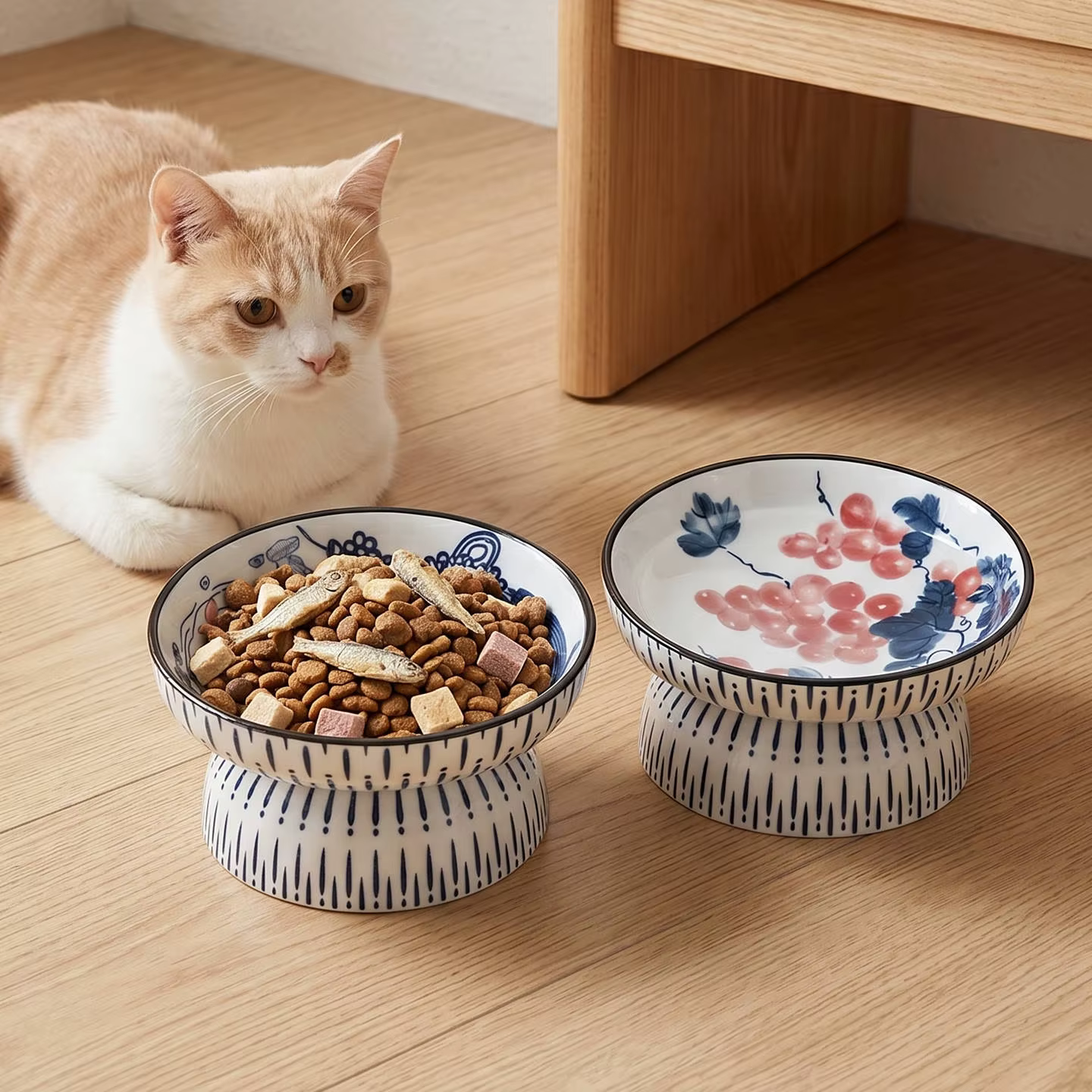 Comedero elevado antivómito azul de porcelana para gatos y perros - imagen 2