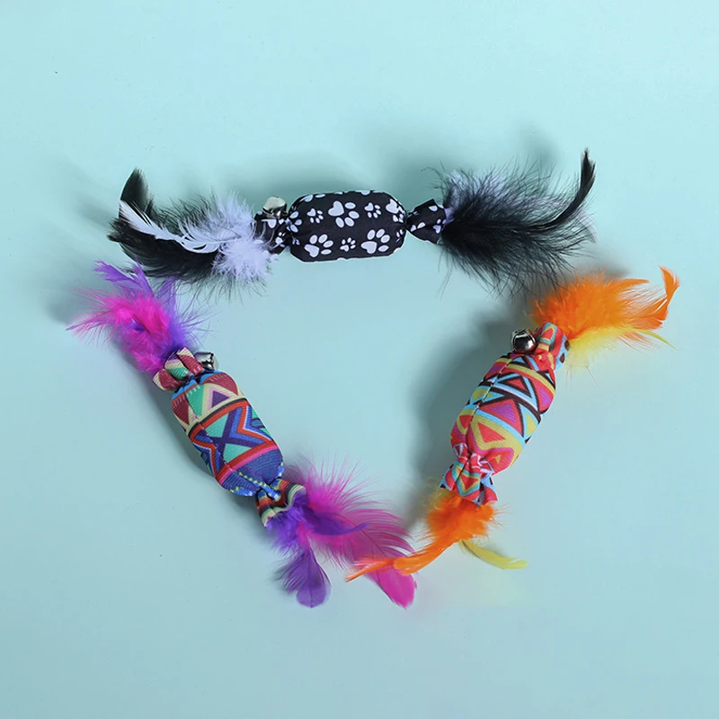 Variedad de colores en juguetes de plumas