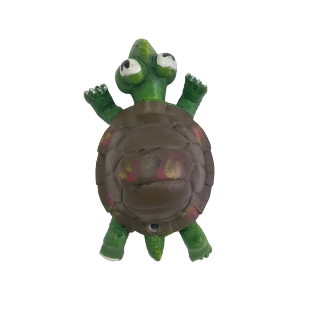Figura de tortuga marina miniatura en entorno de acuario