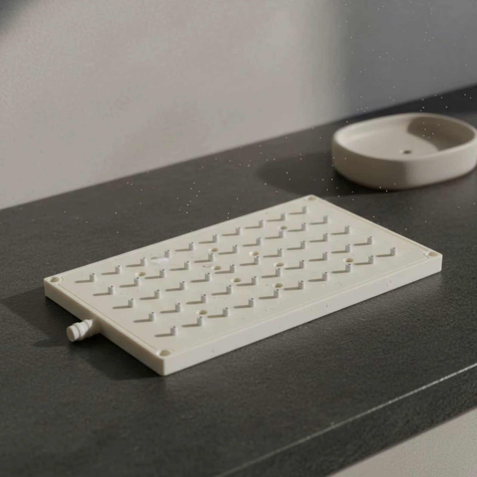 Imagen que muestra la pieza en su empaque, lista para ser instalada en el baño