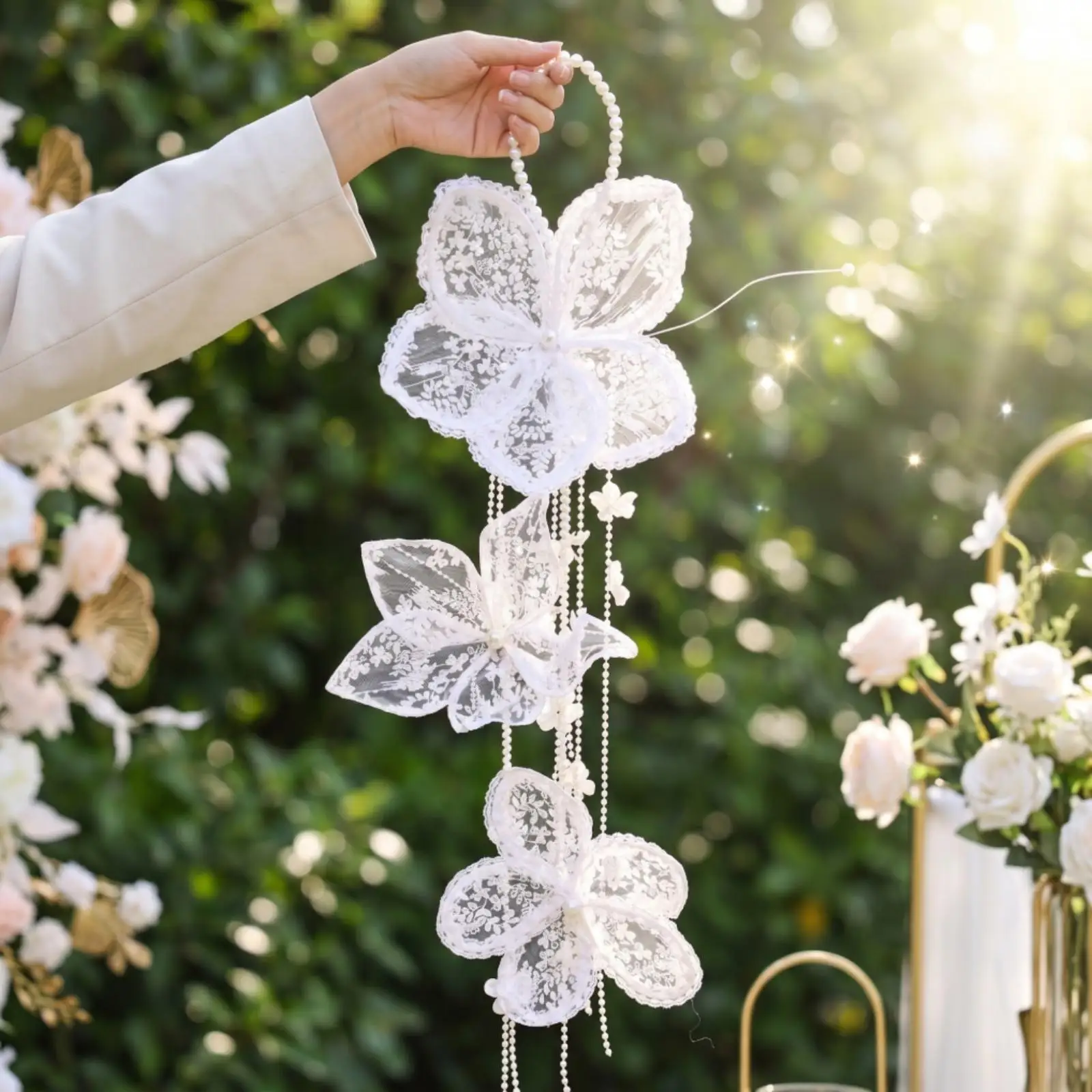 Cadena de encaje con perlas y flores – Adorno floral para boda y decoración de mesa - imagen 3