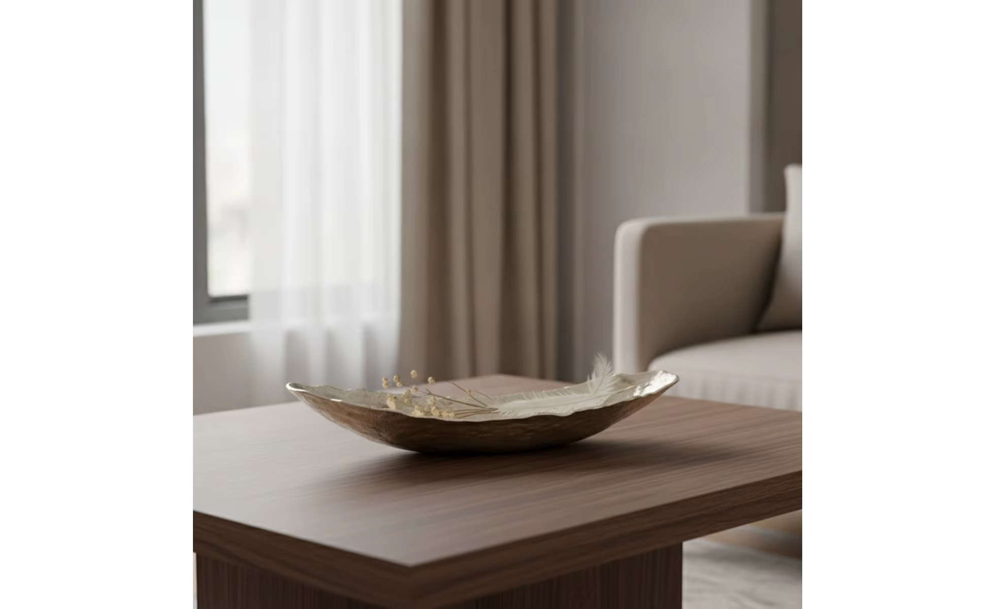 Plato decorativo dorado utilizado como elemento central en una composición de interior