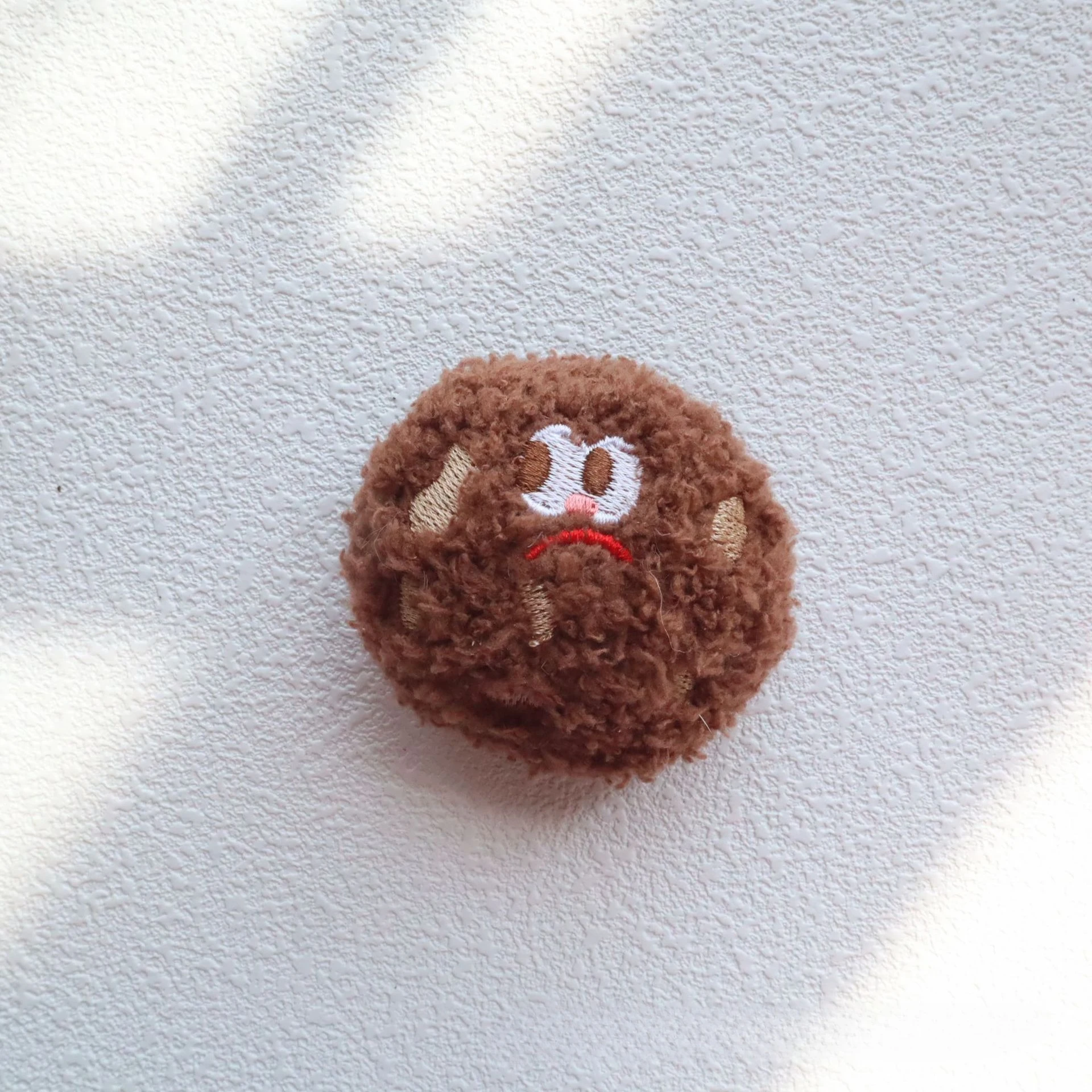 Gato jugando con juguete de peluche crujiente