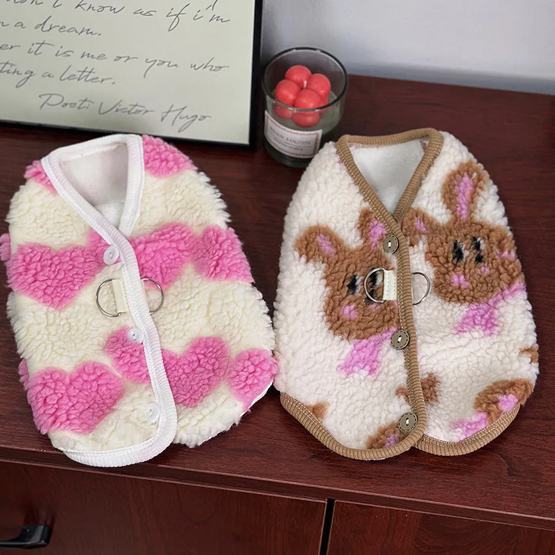 Chaleco de lana de cordero para mascotas en uso
