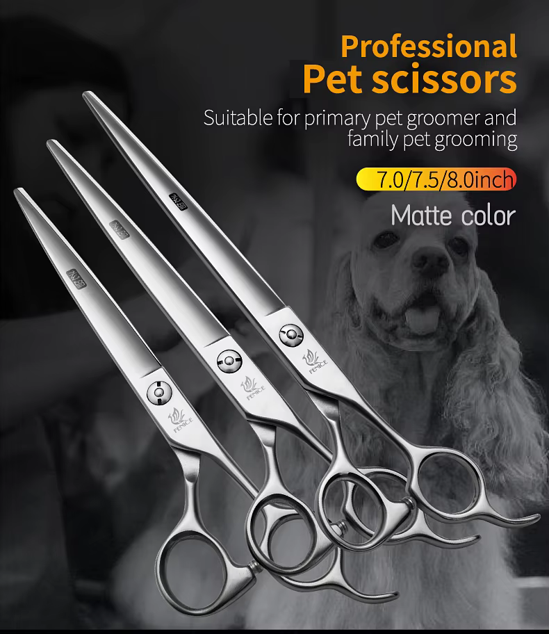 Tijeras Fenice en mano mostrando el corte limpio