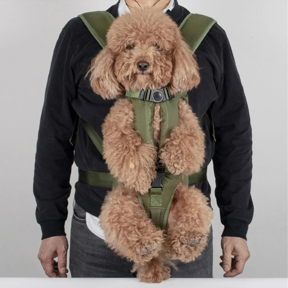 Mochila en uso durante actividad de ciclismo con perro pequeño