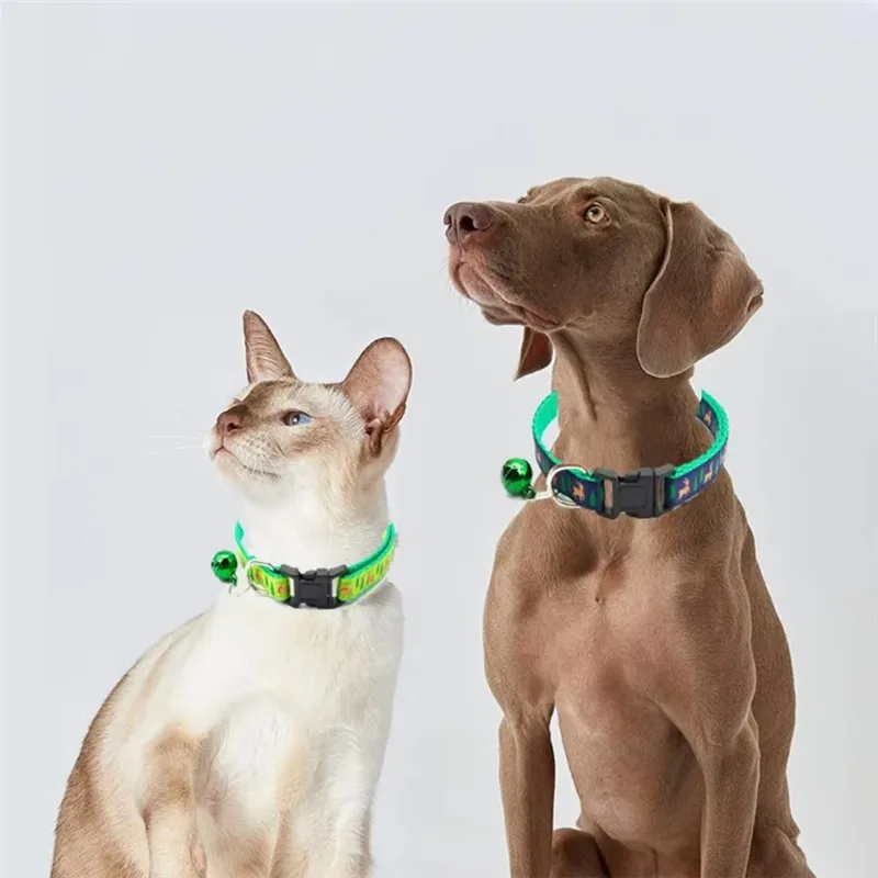 Collar con forma de copo de nieve y ciervo