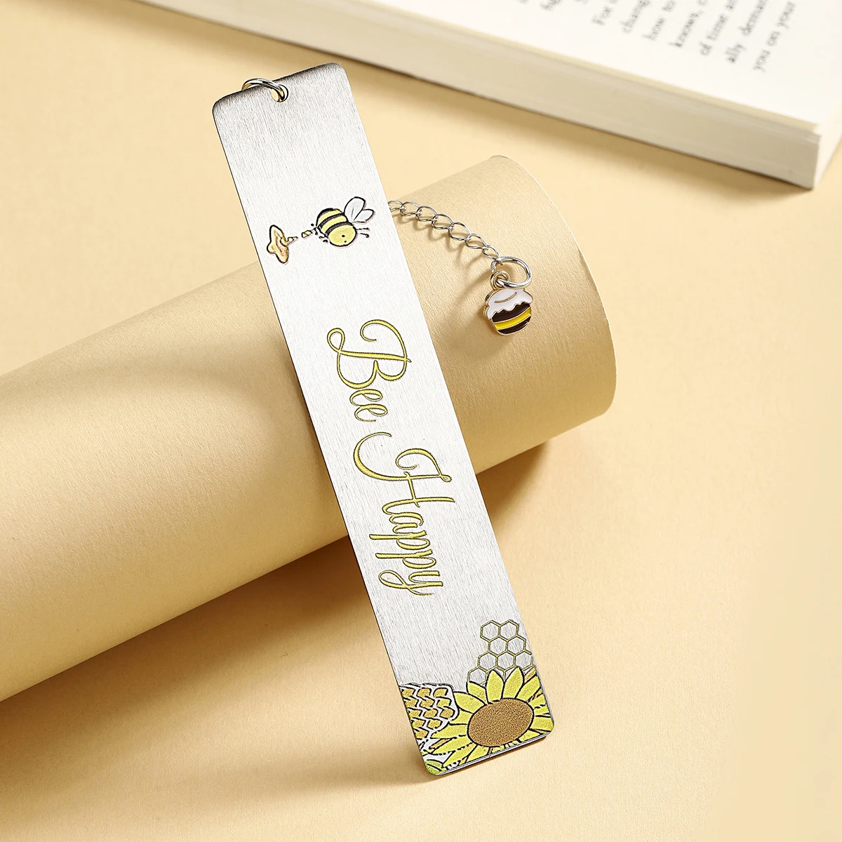 Detalle del diseño del marcapáginas de abeja