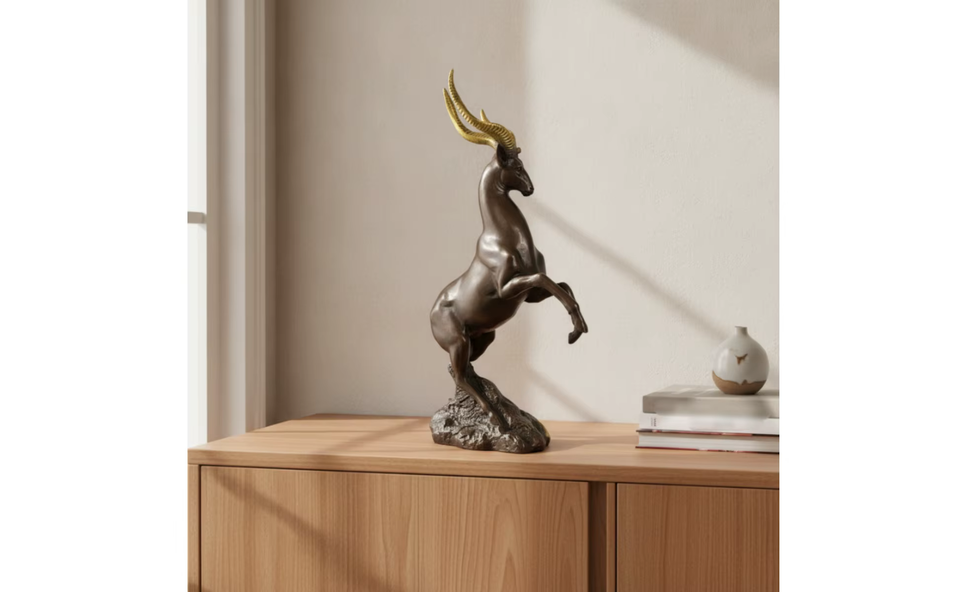 Figura de animal con cuernos curvados decorativos