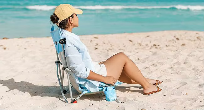 Silla plegable de playa con sombrilla instalada