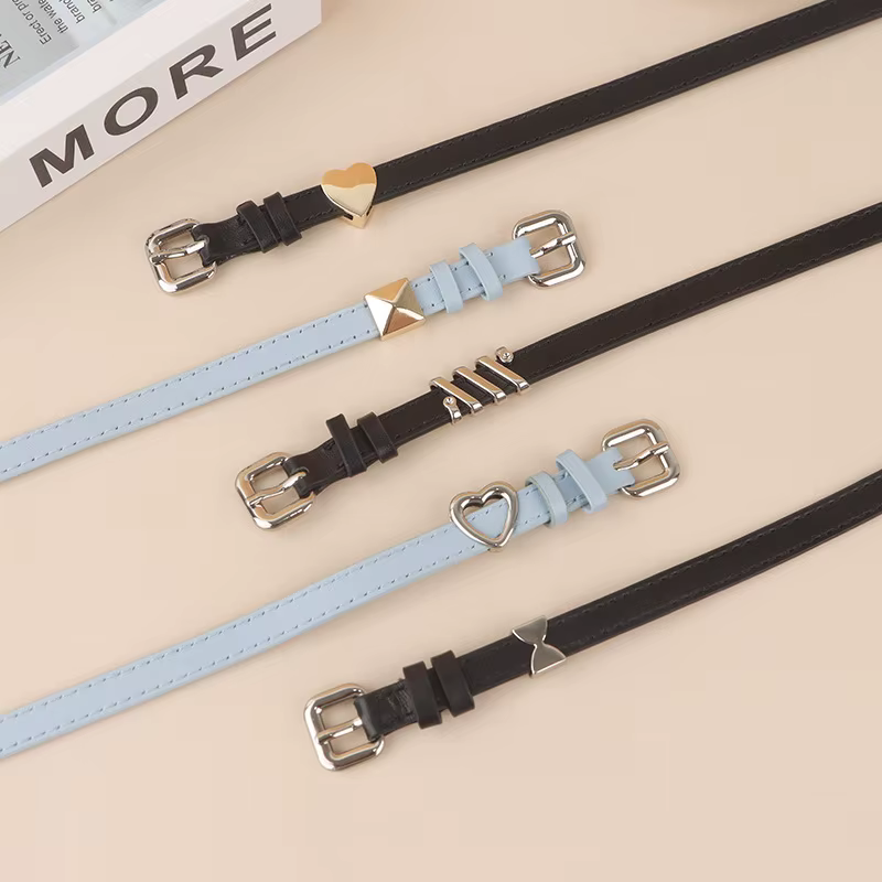Collar de cuero para gato ajustable, suave, con dijes metálicos