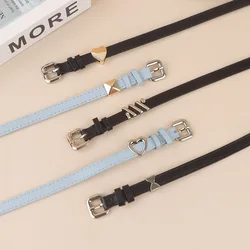 Collar de cuero para gato ajustable, suave, con dijes metálicos