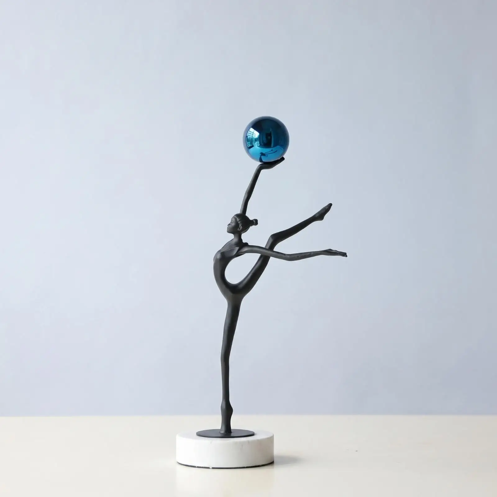 Estatua decorativa femenina en aleación negra mate – Figura contemporánea para el hogar - imagen 3