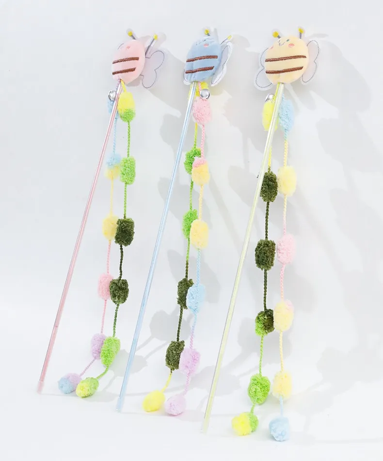 Pelota de peluche con borlas en mano