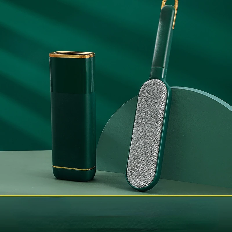 Cepillo quitapelusas en uso sobre tejido