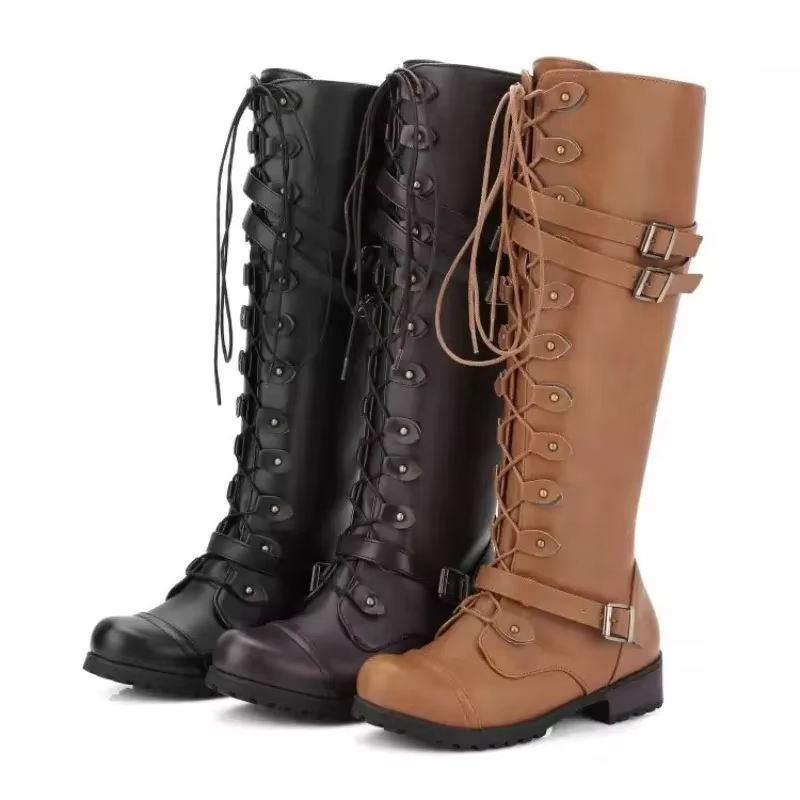 Detalle de las botas retro con cordones y hebilla