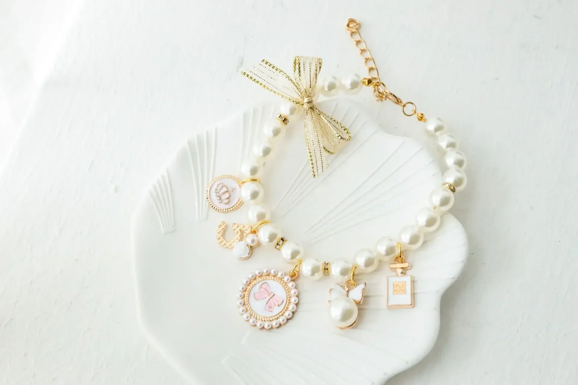 Collar de perlas con lazo detalle