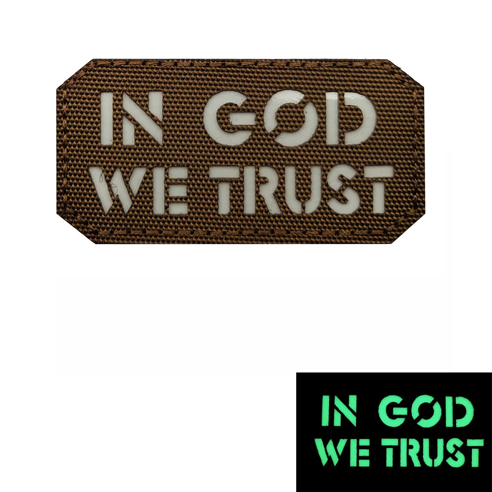 Parche táctico bordado 'En Dios confiamos' – Insignia con velcro - imagen 3