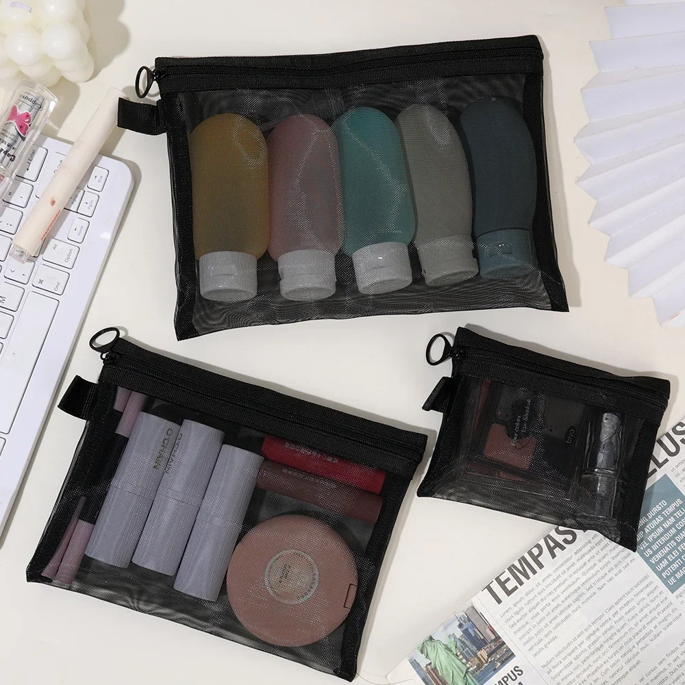 Bolsa mediana abierta con varios productos de maquillaje dentro