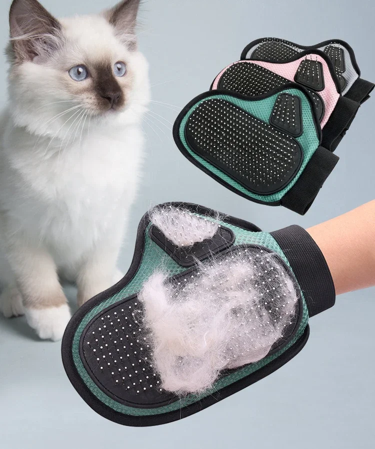Guante de aseo para mascotas en uso sobre un gato