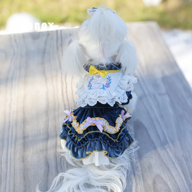Vestido azul colgado para secar