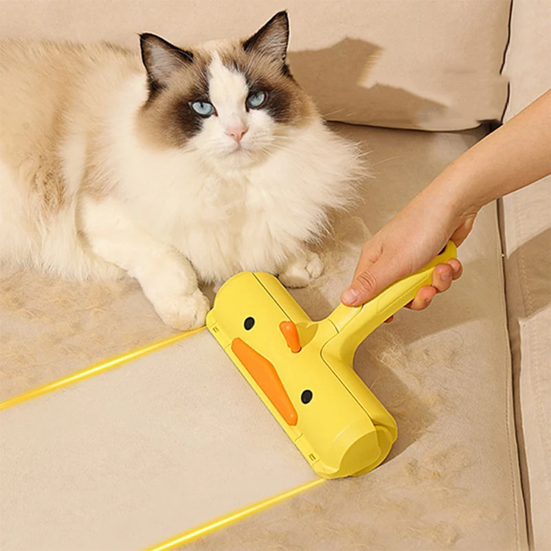 Mano usando la herramienta sobre un sofá con gato