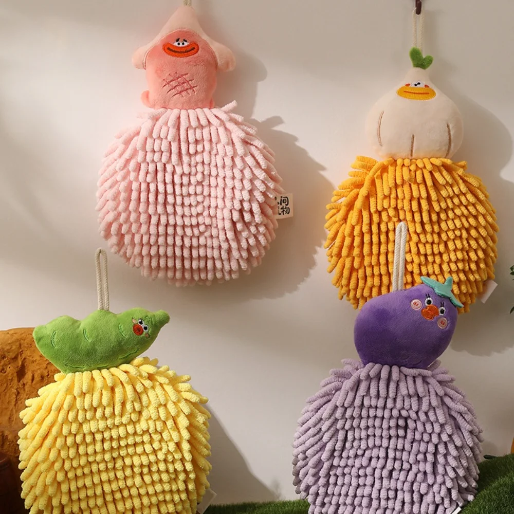 Juguete de peluche chenilla forma verdura vista frontal