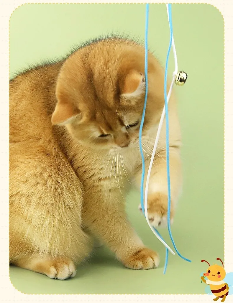 Gatito jugando con la varita de mariposa