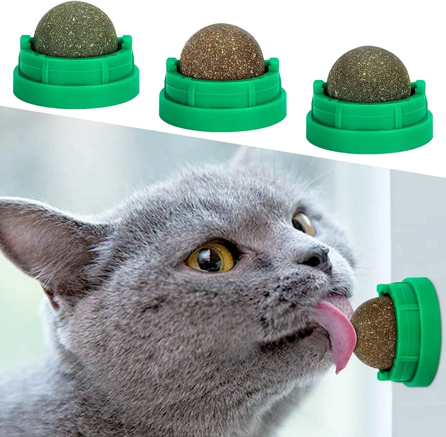Gato interactuando con una bola de hierba gatera mostrando detalle de la superficie