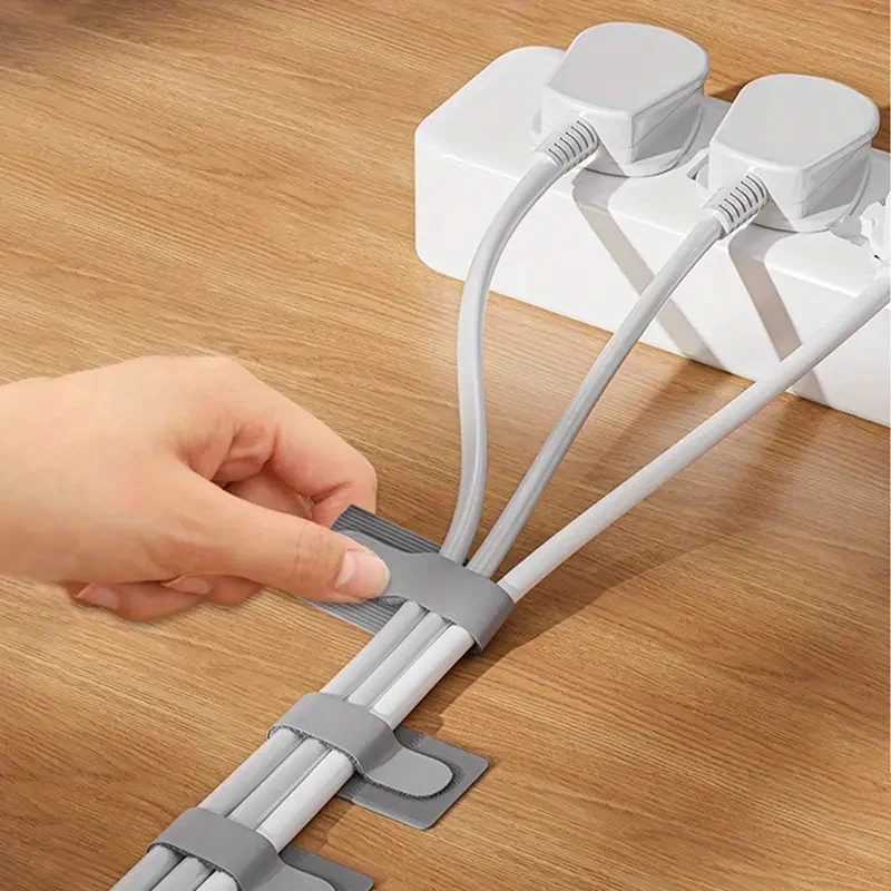 Sujetadores de cables fijados a escritorio ordenando cables