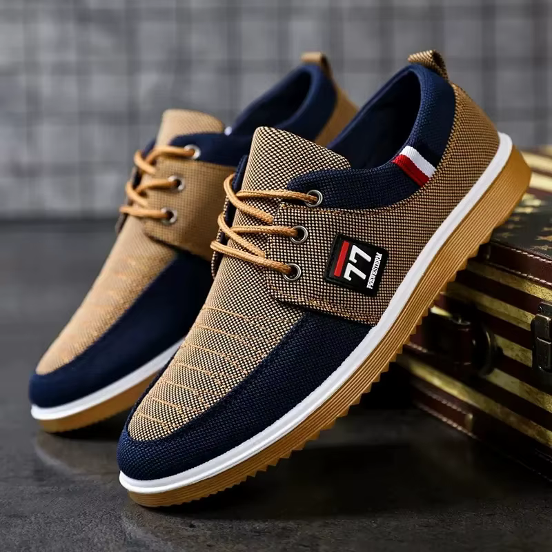 Detalle de la suela y construcción de los zapatos de lona para hombre