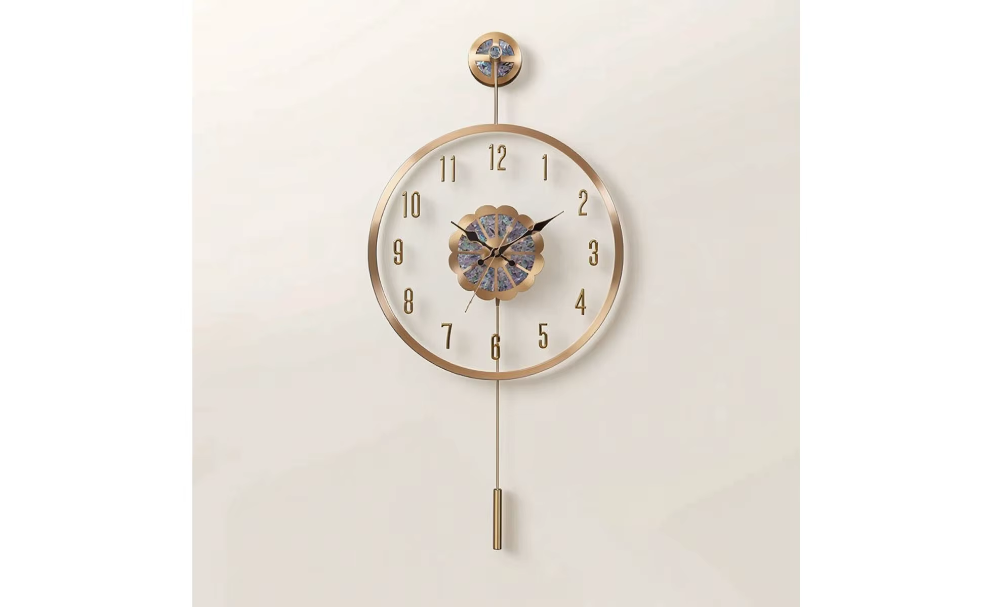 Reloj colocado como elemento protagonista en una pared